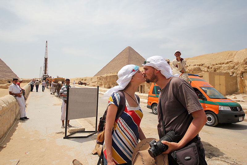 Bronwen & Ned kiss at the Pyramids of Giza, Egypt