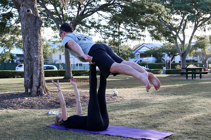 A Bronwen balances a man