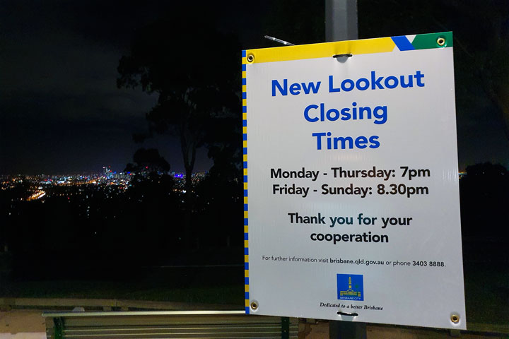 New lookout closing signs on Mt Gravatt