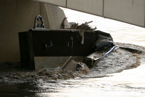 Pontoon stuck on a bridge