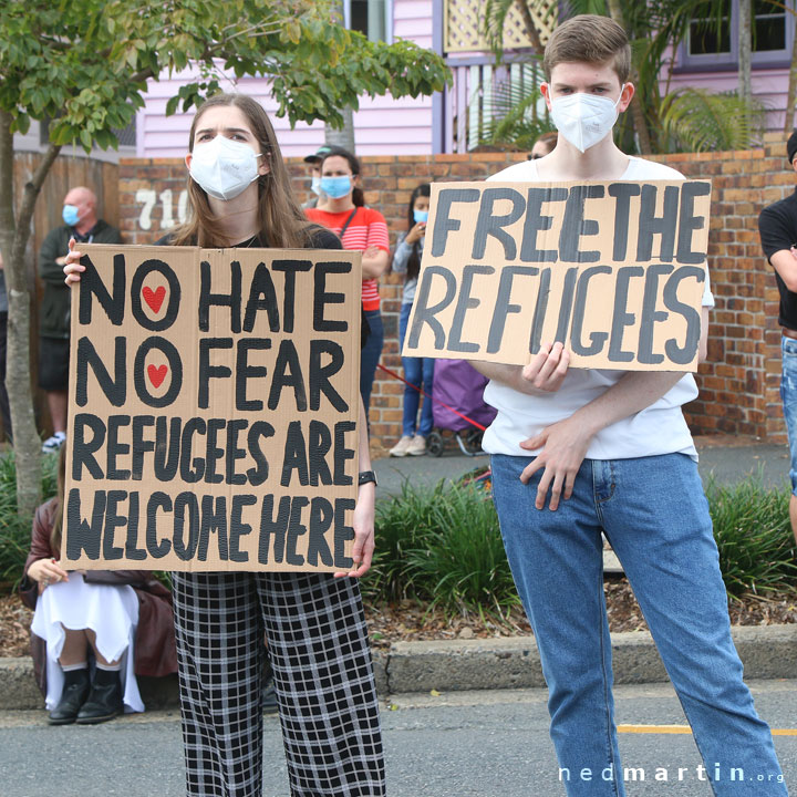 No hate, no fear. Refugees are welcome here / Free the refugees
