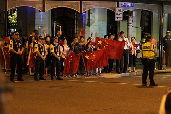 Cheering crowds greet Xi Jinping, President of China