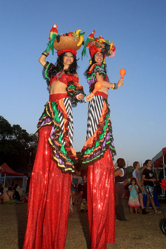 Street performers at Island Vibe Festival