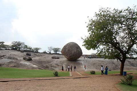 The infamous balancing rock at Mamallapurum