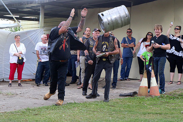 The men throwing barrels