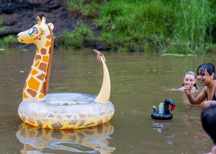 The amazing adventures of Giraffe and Swan, Creek, Yonder Festival 2021