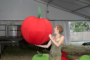Bronwen eats an apple