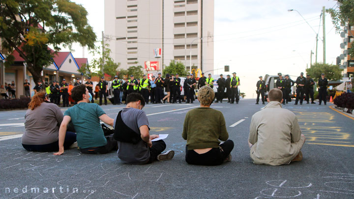 Protesters ready to prevent the police from clearing the road