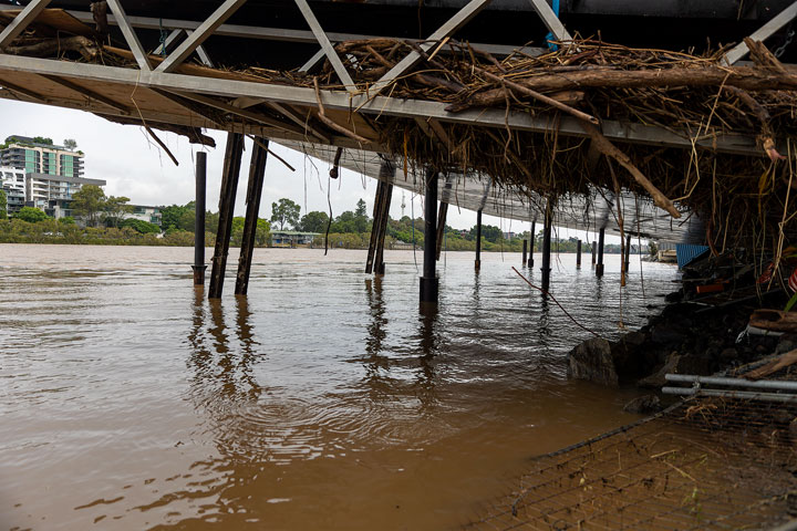 Floating restaurant damaged, Auchenflower