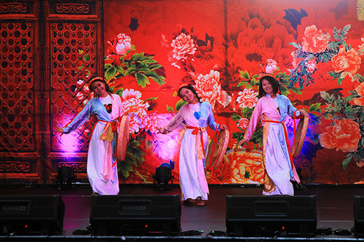 Vietnamese dancers, Chinatown Mall