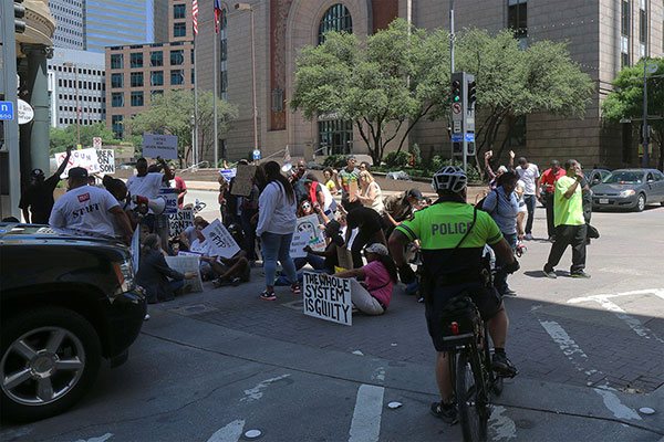 “Don’t shoot” protesters block a Dallas road