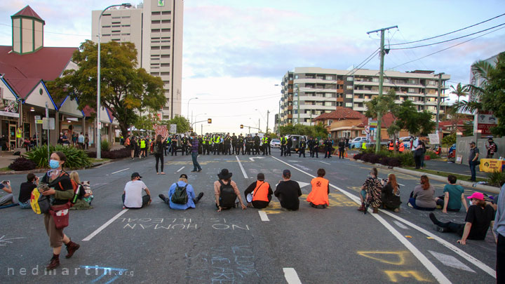 Protesters ready to prevent the police from clearing the road