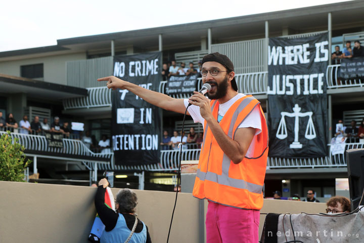 Jonathan Sri angry at the police who did not allow a man to hug his son