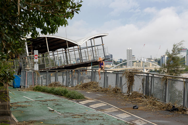 Bronwen, Floating restaurant damaged, Auchenflower