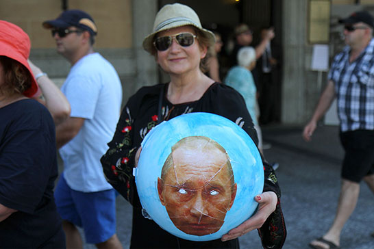 Ukrainian protesters who do not like Putin