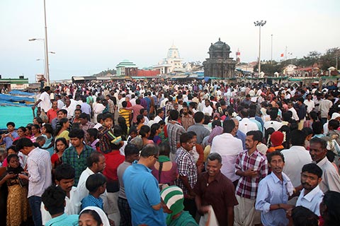 Crowds of religious pilgrims at Cape Comorin