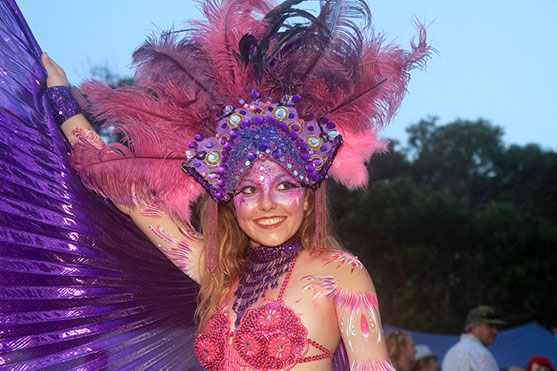 Street performers at Island Vibe Festival