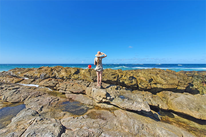 Bronwen & her red balloon on Stradbroke Island