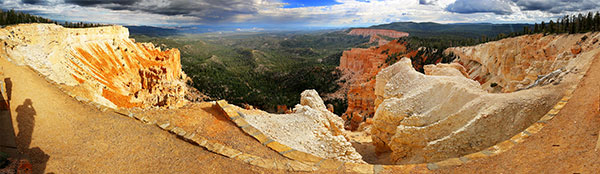 A slighly less hoodoo-filled canyon further into the national park