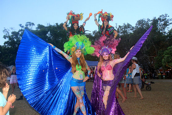 Street performers at Island Vibe Festival