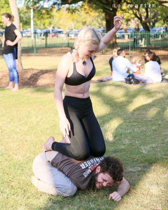 Slackline & Acro at New Farm Park