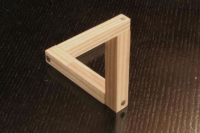 A physically impossible wooden shape.