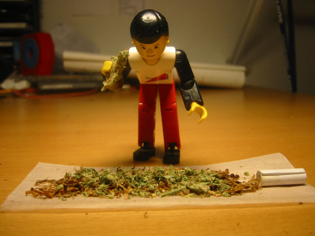 Lego figurines with tobacco products